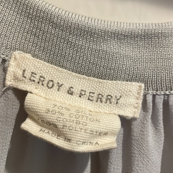 Sleeveless top mix of silk and cotton. The back is sheer silk.  Leroy & perry - Picture 3 of 7